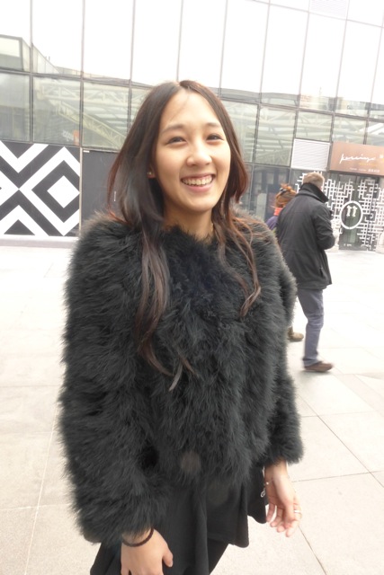 Juste charmante. J'ai beaucoup aimé le manteau en plumes, une alternative plus chic et plus aérienne aux lourds manteaux d'hiver, et plus chic que les doudounes!