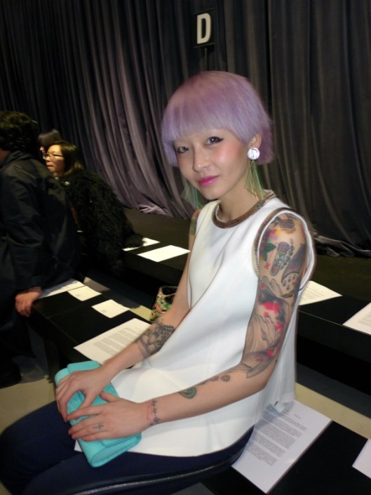 Cotton candy hair and colored arms, she looked like a Fashion Fairy... I loved her style!
