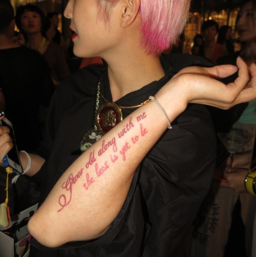 未然QueenD and her poetic manifesto on her arm.