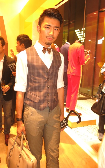 The sum of all parts was fantastic. Prada bag, Hermes wrist band, and the faux-tie. Very nice. 