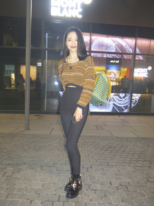 Shasha Han, again! avec fourreau de ski, biker de Balenciaga et sac a dos Goyard édition limitée vert. Parfaite. Again. Belle du Jour. 