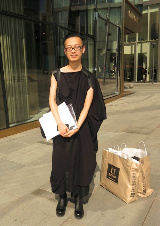 Une fois n'est pas coutume. c'est un homme en robe noire - Sanlitun