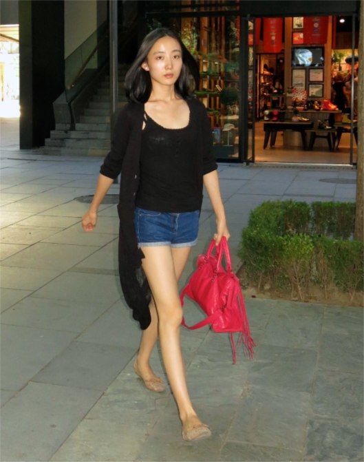 J'ai beaucoup aimée son allure et son pull fin asymétrique