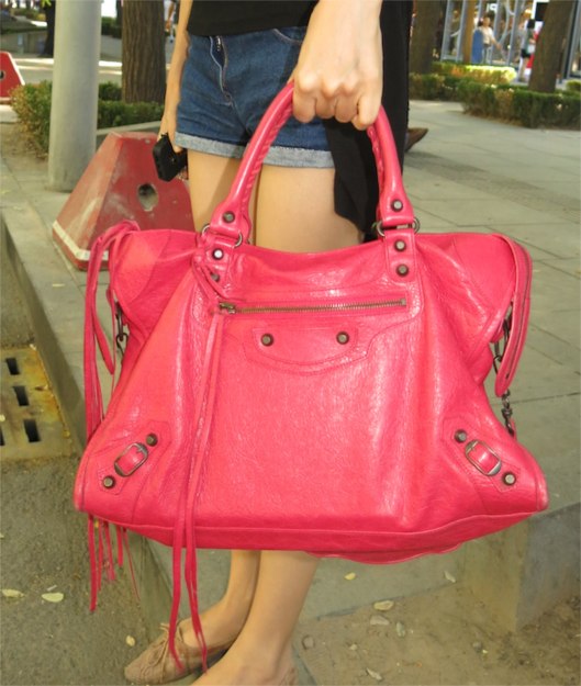 Le Motorcyle géant de Balenciaga, en rouge!