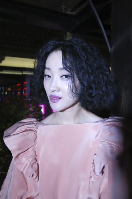 Zhang Yao, une présentatrice de télévision dans une robe de Victor & Rolf. Je pensais la robe Vintage des années 80!