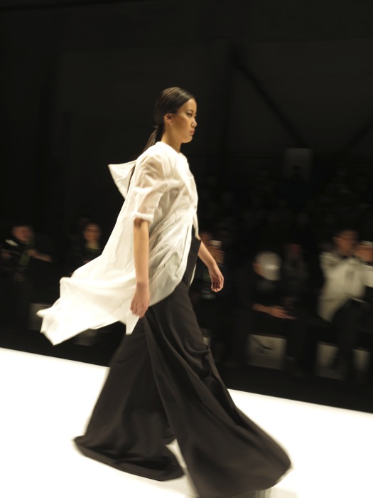 The lovely looks from Hangzhou graduate Hong DanDan. The fabric was treated to remain stiff as a board, and yet all that it conveyed was lightness and movement. Poetic and lovely.