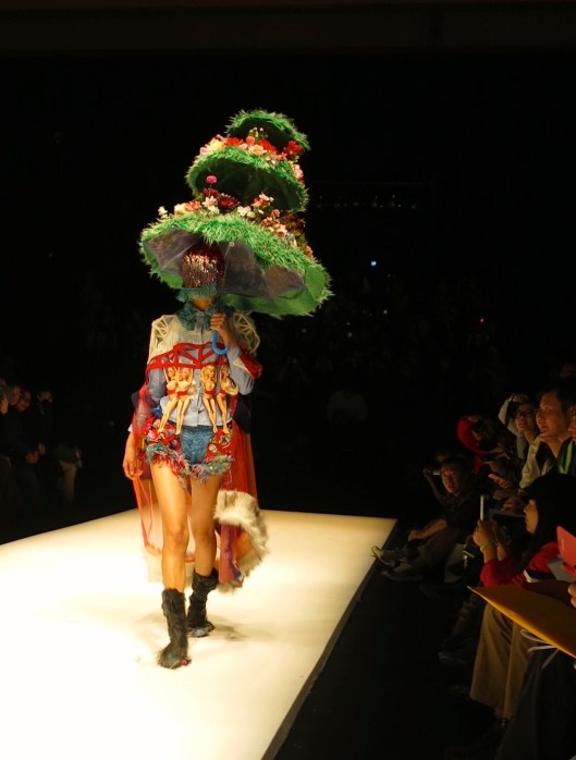 嘉鳳鳳 -  Jia FengFeng -  Inspired by excess consumerism, she played with reclaimed wool threads, toys and Barbie dolls to create one of the most striking looks from the University of 