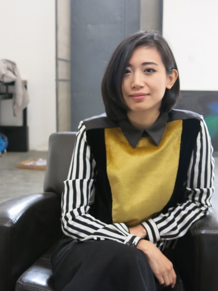 The artist Kong Lingnan in her atelier. 