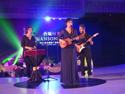 Laura Cahen singing in Wuhan