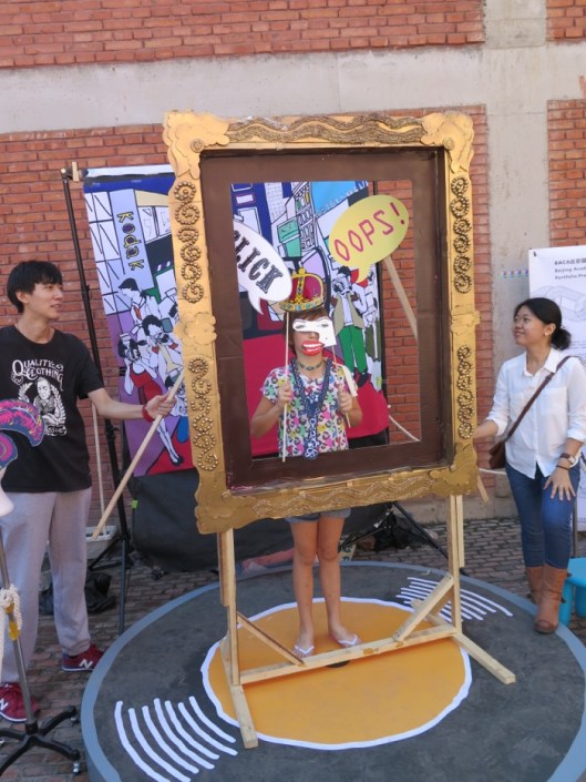 A mix of Elisabeth 1 and Madonna on a pretty kid. 