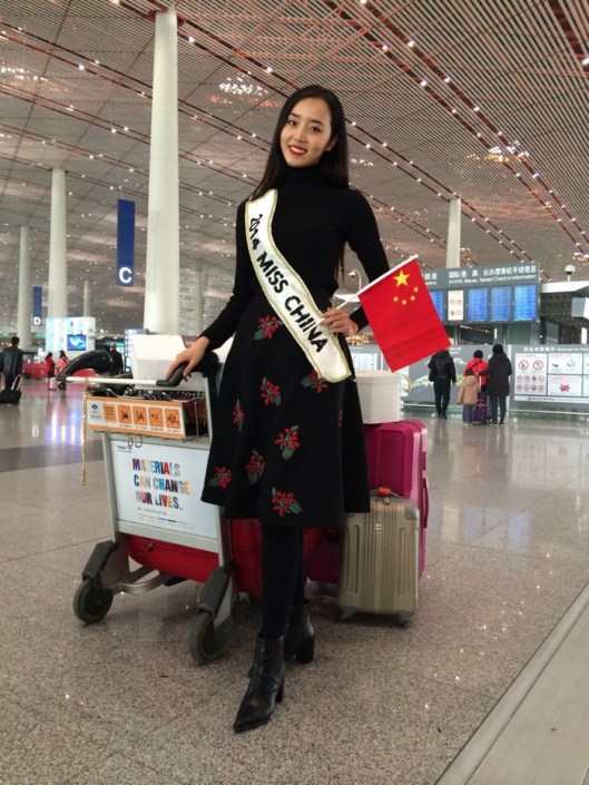 Du Yang this morning at Capital Airport in Beijing on her way to London. She is wearing a skirt by Christopher Bu and Stella Luna low-boots. 